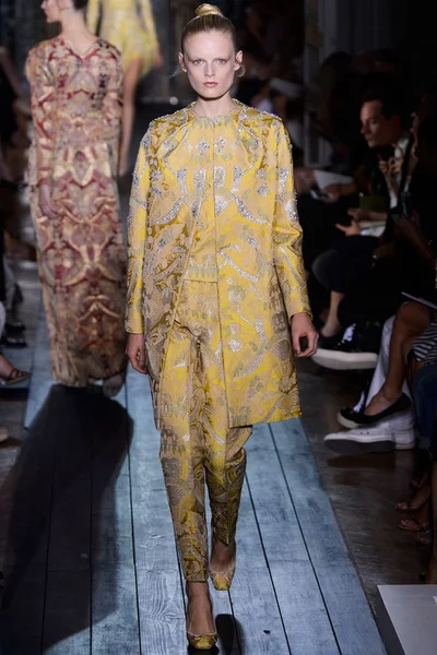 Look 32